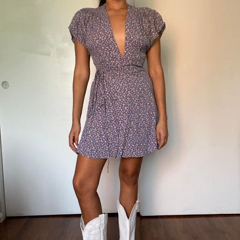 Reformation floral mini wrap dress blue size medium